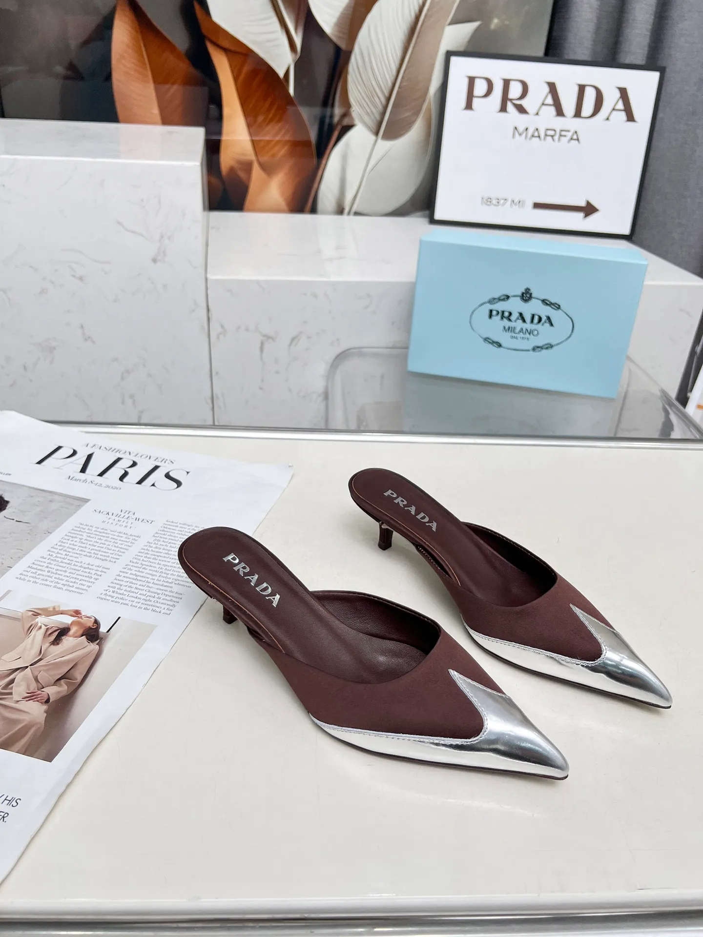 👟👟Ex-factory price 520👟👟 🏧2025 T show Mule shoes, silk pointed toe series🏧 (highest version with top packaging) PRADA 2025𝐬𝐬Prada new product, (top version) is coming! prada25 "T-stage show style" mainly promotes hot-selling styles, made of silk material and TPU Muller series spring and summer single shoes and sandals series. Made of high-quality silk satin and Tpu mirror material, a full range of simple light plate logo hot stamping. ——————————————————❣️ 2025SS PRADA spring and summer simple style, it looks so good. Various Internet celebrities have planted popular styles, awakening the imagination of skirt trains, corsets and bra curves, streamlined to the extreme ~ super popular series of hot products, with iconic logos on the heels or on the feet, as well as prismatic pointed toes, and angular lines are clearly defined.  Prada spring2025’s latest presentation is also wonderful with different styles! This season's Prada styles are simpler in design than before. They don't deliberately pursue a trendy or sporty feeling. They are all natural. The colors are also made of bright spring and summer eye-catching colored silks with pointed toes. They are so simple and beautiful. 😋The original shoes are developed and purchased from Italian counters, and are reproduced 1:1 according to the original taste. The newly opened low heel of 4cm has the same concave and convex height as the original version, creating a variety of sandals and slippers: low heel, pointed toe and half drag. 💛❤️ 💛❤️ ⚛Baotou low heel 4cm. ⚛Sale size: 35-41 (customized at 42.43) ⚛Top silk satin fabric + sheepskin lining + Italian triple-A cowhide bottom. 💙"Multiple colors, all official colors can be produced".